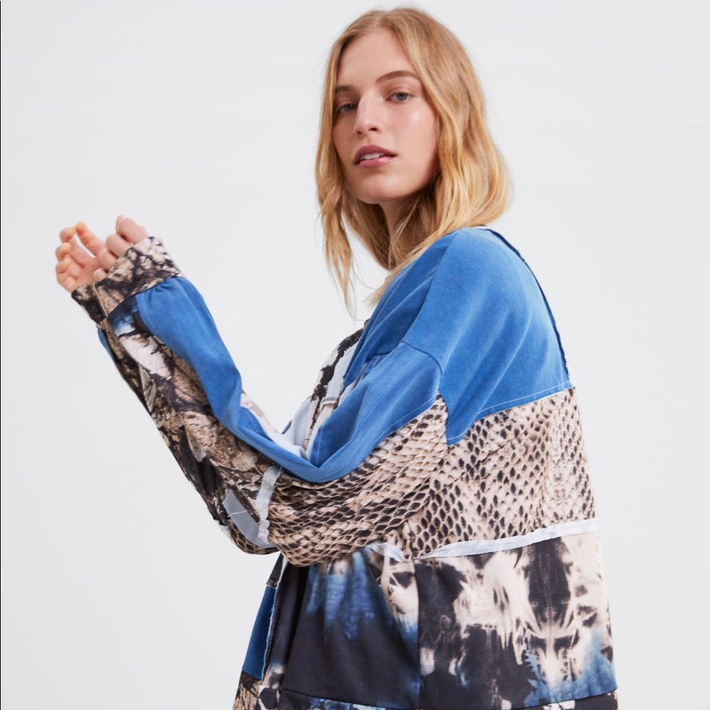 Abstract Print Top - Picture 2 of 6